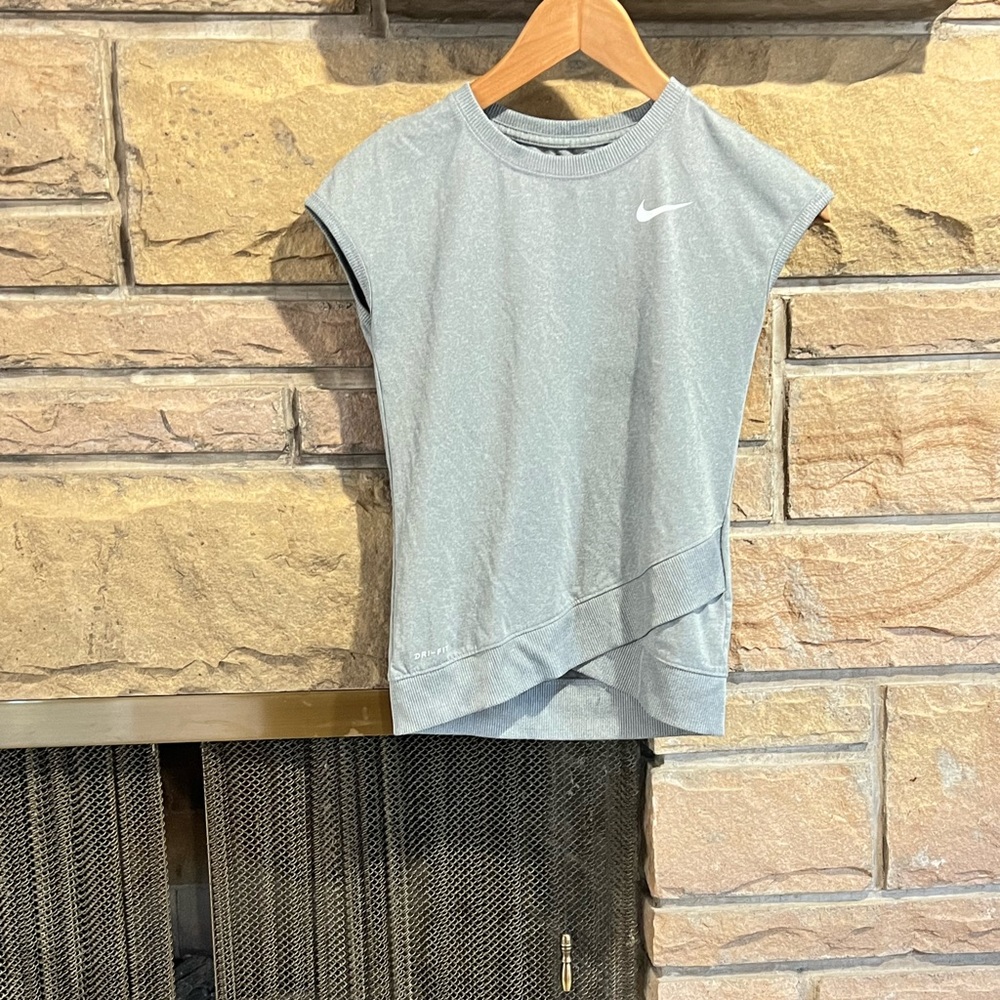 Nikes Sleeveless Women’s Shirt Athletic Gear 🤍